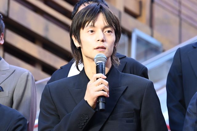 妻夫木聡が自撮り！広瀬すず、窪田正孝、永山瑛太らと『宝島』レッドカーペット登壇（23枚目）