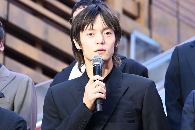 妻夫木聡が自撮り！広瀬すず、窪田正孝、永山瑛太らと『宝島』レッドカーペット登壇（24枚目）