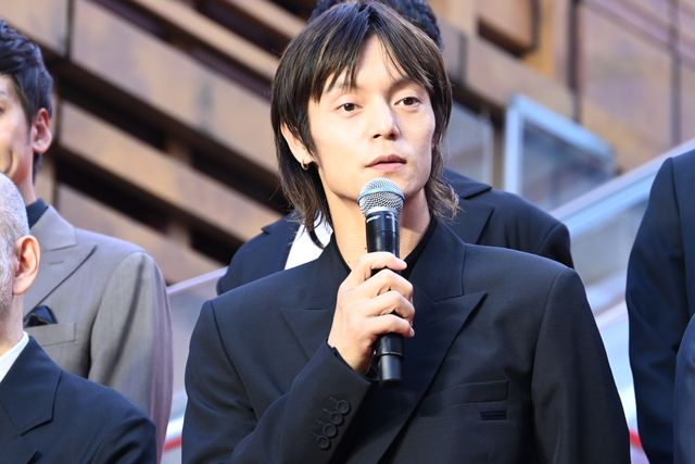 妻夫木聡が自撮り！広瀬すず、窪田正孝、永山瑛太らと『宝島』レッドカーペット登壇（25枚目）