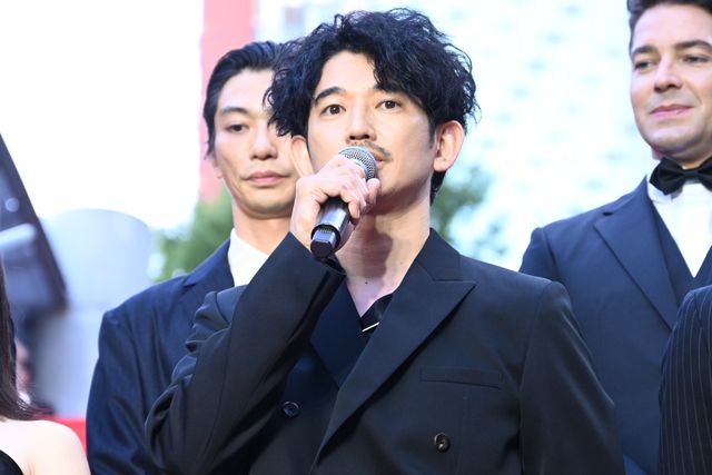 妻夫木聡が自撮り！広瀬すず、窪田正孝、永山瑛太らと『宝島』レッドカーペット登壇（28枚目）