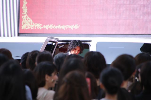 綾瀬はるか、斎藤工、水原希子、間宮祥太朗らがドレスアップしてリムジンで登場！映画『高台家の人々』レセプションパーティーフォトギャラリー（3枚目）