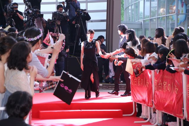 綾瀬はるか、斎藤工、水原希子、間宮祥太朗らがドレスアップしてリムジンで登場！映画『高台家の人々』レセプションパーティーフォトギャラリー（4枚目）