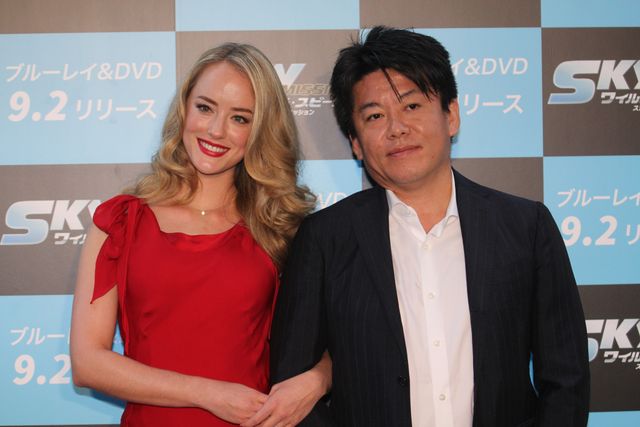 巨人マイコラスの美人妻が登場！フォトギャラリー：フォトギャラリー