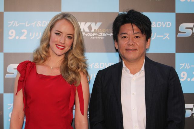 巨人マイコラスの美人妻が登場！フォトギャラリー（8枚目）