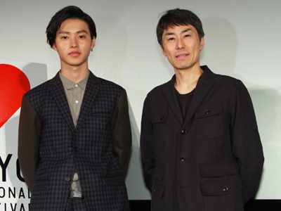 東京国際映画祭の招待作品『ジンクス!!!』の舞台あいさつに登壇した（左から）山崎賢人、熊澤尚人