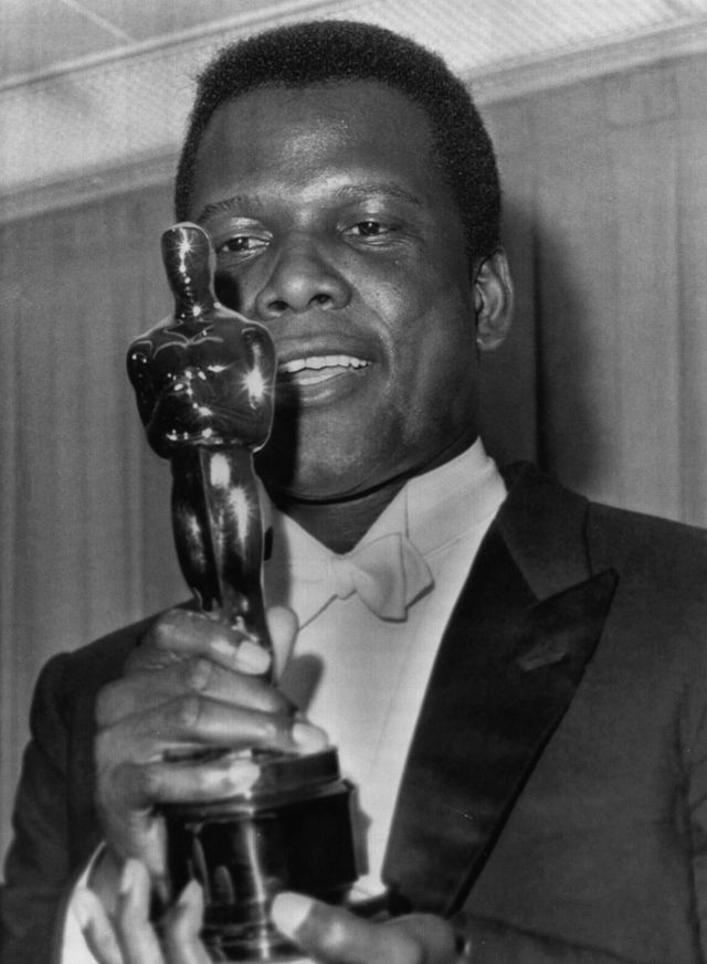 1964年4月13日、第36回アカデミー賞で黒人初の主演男優賞を獲得したシドニー・ポワチエ