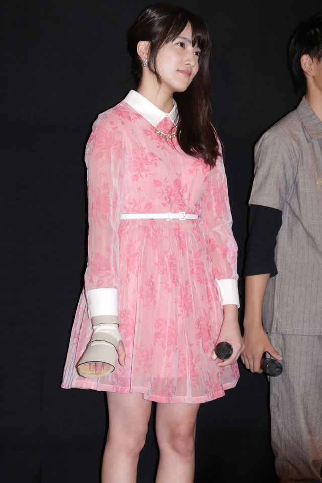 入山杏奈、ギブスはそのままも、初主演映画の舞台あいさつで元気な姿　画像ギャラリー：フォトギャラリー