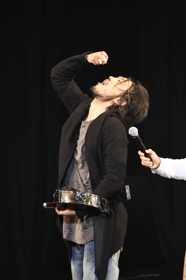 「仮面ライダーアマゾンズ」谷口賢志が生卵食いも生披露！フォトギャラリー：フォトギャラリー