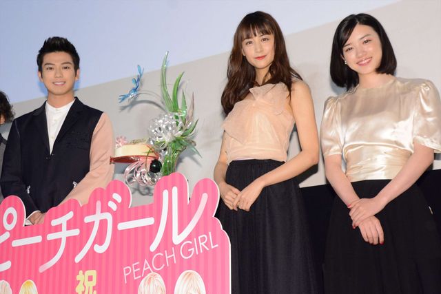 伊野尾慧、山本美月に超豪華ケーキをプレゼント！『ピーチガール』初日舞台あいさつ（2枚目）