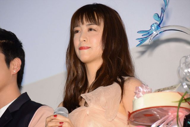 伊野尾慧、山本美月に超豪華ケーキをプレゼント！『ピーチガール』初日舞台あいさつ（5枚目）