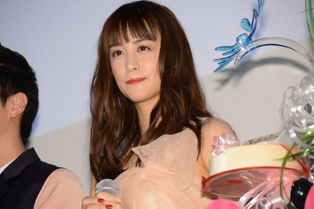 伊野尾慧、山本美月に超豪華ケーキをプレゼント！『ピーチガール』初日舞台あいさつ（6枚目）