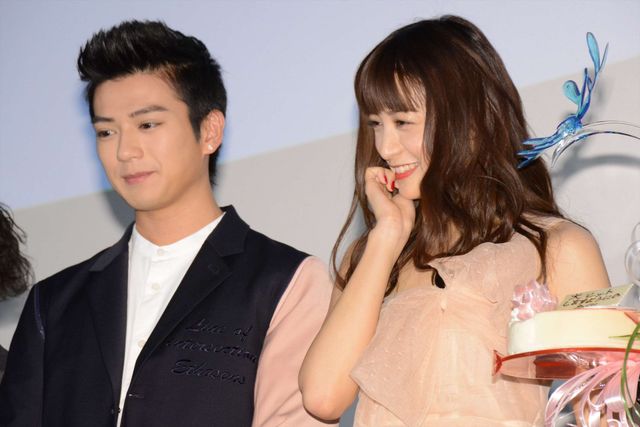 伊野尾慧、山本美月に超豪華ケーキをプレゼント！『ピーチガール』初日舞台あいさつ（7枚目）