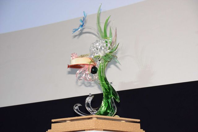 伊野尾慧、山本美月に超豪華ケーキをプレゼント！『ピーチガール』初日舞台あいさつ（8枚目）