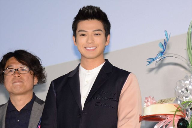 伊野尾慧、山本美月に超豪華ケーキをプレゼント！『ピーチガール』初日舞台あいさつ（10枚目）