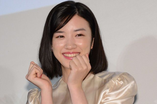 伊野尾慧、山本美月に超豪華ケーキをプレゼント！『ピーチガール』初日舞台あいさつ（12枚目）