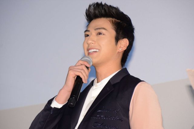 伊野尾慧、山本美月に超豪華ケーキをプレゼント！『ピーチガール』初日舞台あいさつ（20枚目）