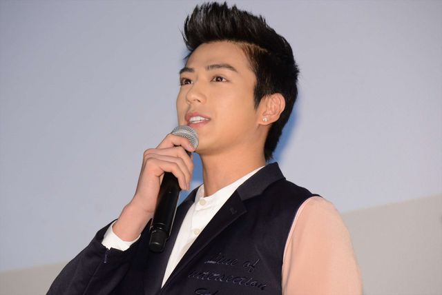 伊野尾慧、山本美月に超豪華ケーキをプレゼント！『ピーチガール』初日舞台あいさつ（21枚目）