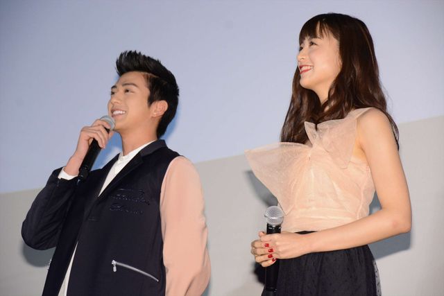 伊野尾慧、山本美月に超豪華ケーキをプレゼント！『ピーチガール』初日舞台あいさつ（22枚目）