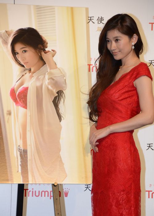 篠原涼子、勝負下着は赤！「天使のブラ」新CM発表会フォトギャラリー（6枚目）
