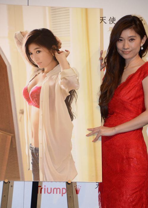篠原涼子、勝負下着は赤！「天使のブラ」新CM発表会フォトギャラリー（8枚目）