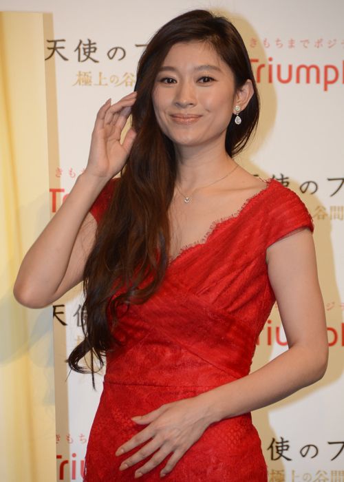 篠原涼子、勝負下着は赤！「天使のブラ」新CM発表会フォトギャラリー（9枚目）