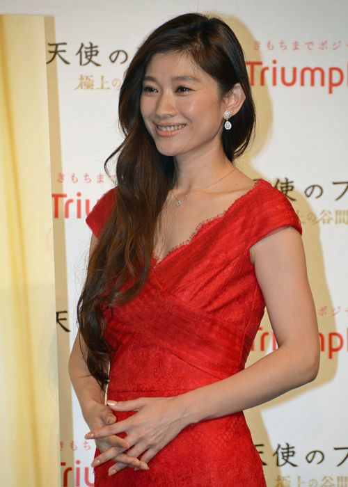 篠原涼子、勝負下着は赤！「天使のブラ」新CM発表会フォトギャラリー（10枚目）