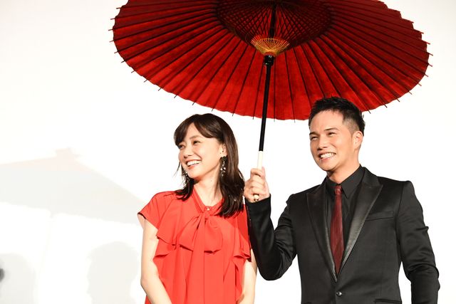 倉科カナ、市原隼人と“あいあい傘”　映画PRイベントで：フォトギャラリー