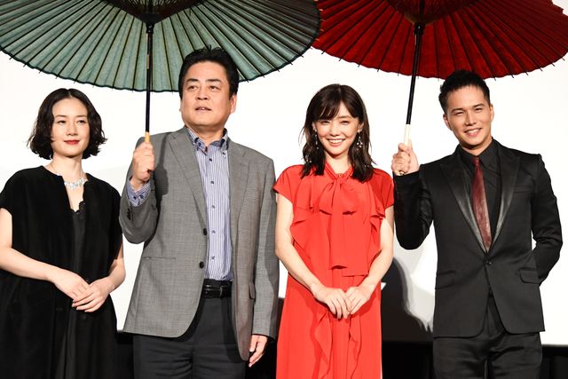 倉科カナ、市原隼人と“あいあい傘”　映画PRイベントで（2枚目）