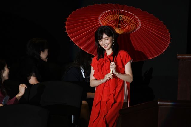 倉科カナ、市原隼人と“あいあい傘”　映画PRイベントで（5枚目）