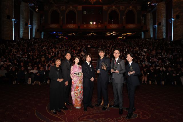 浜辺美波、鮮やか振袖姿でハリウッド魅了！神木隆之介と『ゴジラ-0.0』LAプレミア＆レカペ降臨：フォトギャラリー