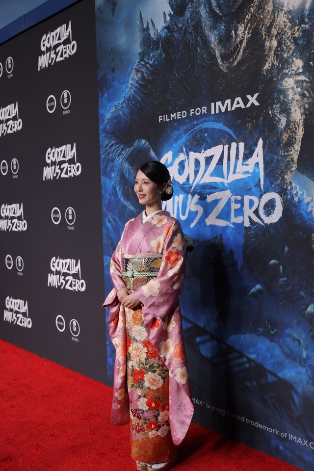浜辺美波、鮮やか振袖姿でハリウッド魅了！神木隆之介と『ゴジラ-0.0』LAプレミア＆レカペ降臨（7枚目）