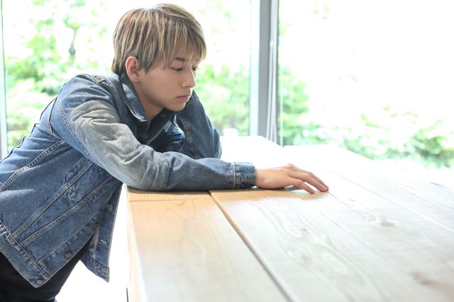 溢れる魅力…！映画『星空のむこうの国』佐藤友祐インタビューカット（8枚目）