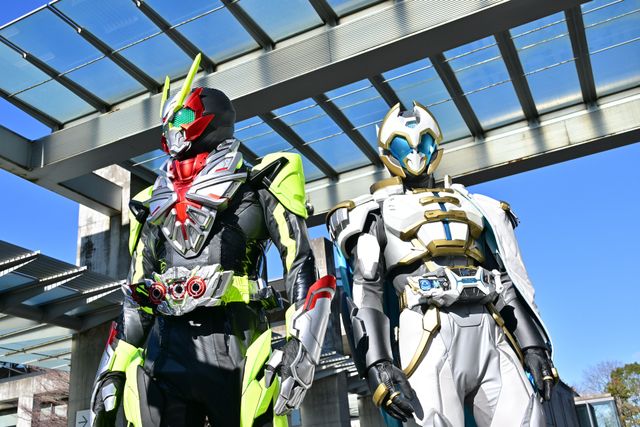 仮面ライダーゼイン、「カブト」究極武器パーフェクトゼクターを構える！「アウトサイダーズep.5」新場面写真（2枚目）
