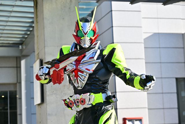 仮面ライダーゼイン、「カブト」究極武器パーフェクトゼクターを構える！「アウトサイダーズep.5」新場面写真（3枚目）