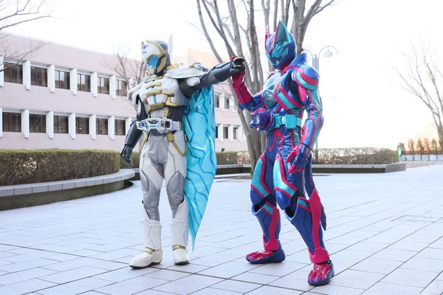 仮面ライダーゼイン、「カブト」究極武器パーフェクトゼクターを構える！「アウトサイダーズep.5」新場面写真（4枚目）