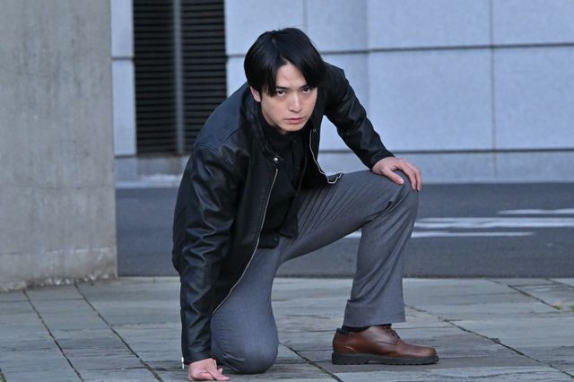 仮面ライダーゼイン、「カブト」究極武器パーフェクトゼクターを構える！「アウトサイダーズep.5」新場面写真（5枚目）