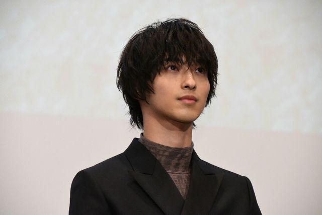 ピンク電話を手にとる横浜流星『いなくなれ、群青』初日舞台あいさつ：フォトギャラリー