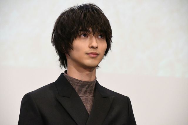 ピンク電話を手にとる横浜流星『いなくなれ、群青』初日舞台あいさつ（2枚目）