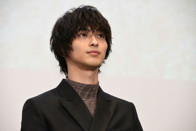 ピンク電話を手にとる横浜流星『いなくなれ、群青』初日舞台あいさつ（3枚目）