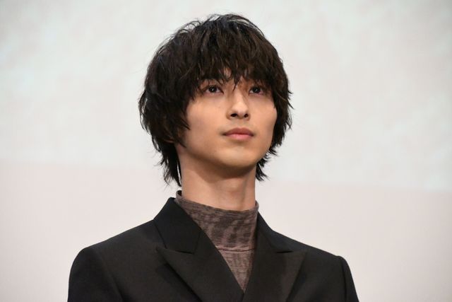 ピンク電話を手にとる横浜流星『いなくなれ、群青』初日舞台あいさつ（4枚目）