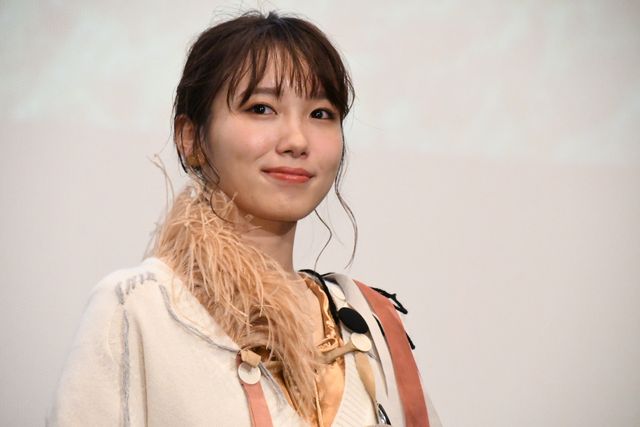 ピンク電話を手にとる横浜流星『いなくなれ、群青』初日舞台あいさつ（5枚目）