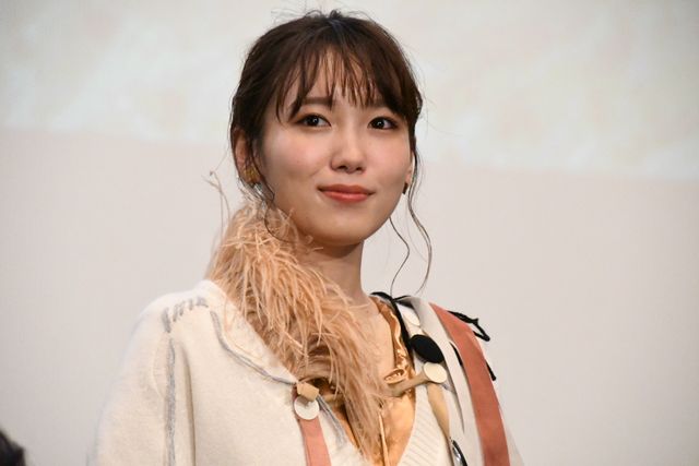 ピンク電話を手にとる横浜流星『いなくなれ、群青』初日舞台あいさつ（6枚目）