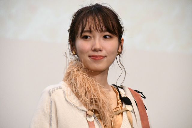 ピンク電話を手にとる横浜流星『いなくなれ、群青』初日舞台あいさつ（7枚目）