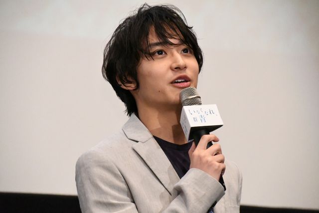 ピンク電話を手にとる横浜流星『いなくなれ、群青』初日舞台あいさつ（15枚目）