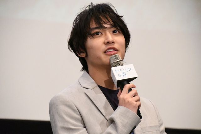 ピンク電話を手にとる横浜流星『いなくなれ、群青』初日舞台あいさつ（16枚目）