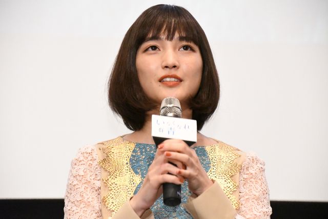 ピンク電話を手にとる横浜流星『いなくなれ、群青』初日舞台あいさつ（17枚目）