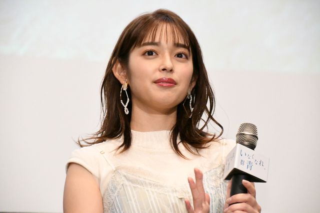 ピンク電話を手にとる横浜流星『いなくなれ、群青』初日舞台あいさつ（20枚目）