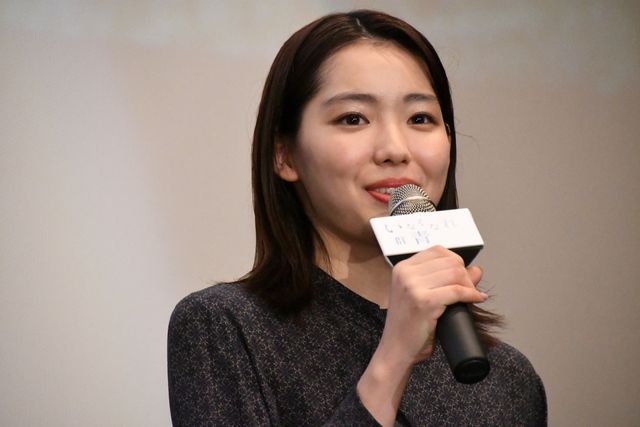 ピンク電話を手にとる横浜流星『いなくなれ、群青』初日舞台あいさつ（22枚目）