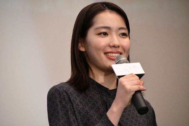 ピンク電話を手にとる横浜流星『いなくなれ、群青』初日舞台あいさつ（23枚目）