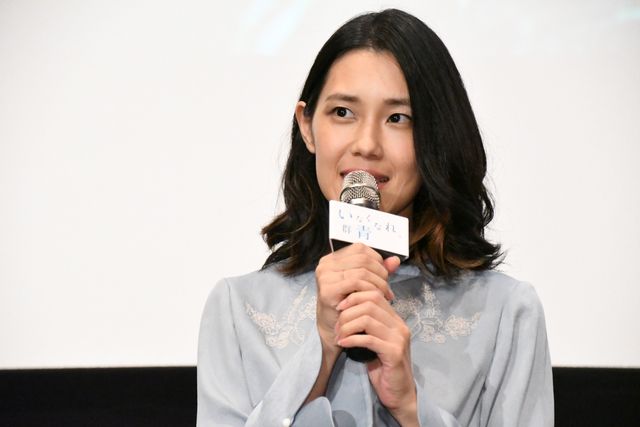 ピンク電話を手にとる横浜流星『いなくなれ、群青』初日舞台あいさつ（24枚目）